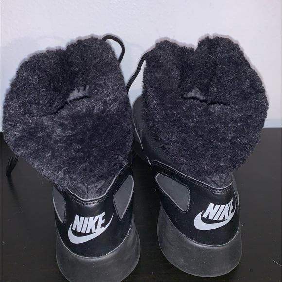 Women’s Nike Snow Boots - Picture 2 of 3